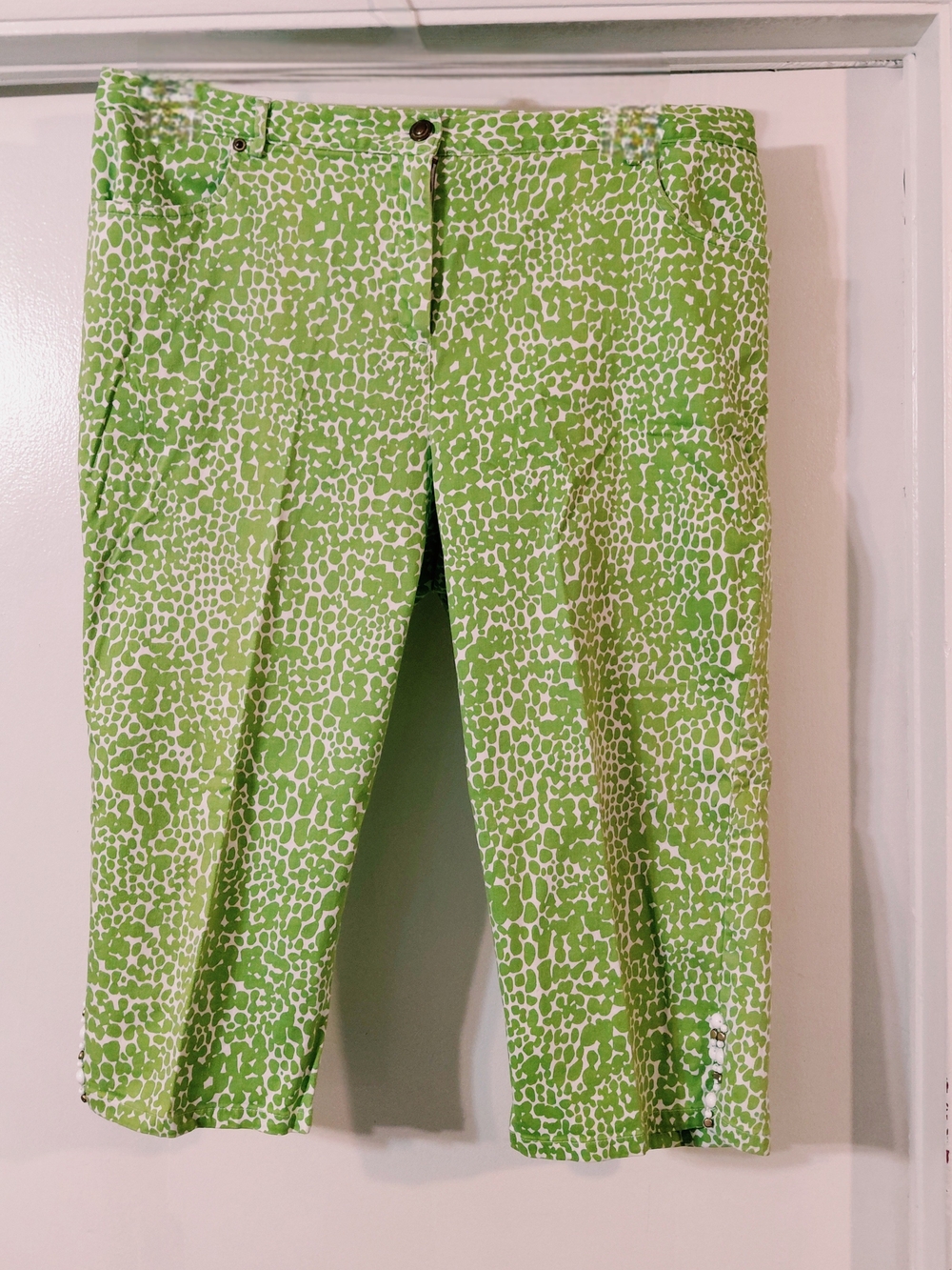 Ruby Rd. Green and White Printed Capris